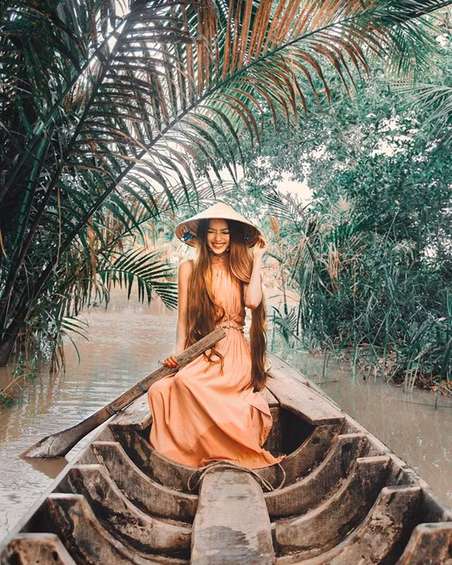  Sarah cho biết quê gốc của cô ở Trà Vinh, và cô đã có những trải nghiệm đi thuyền trên sông, tìm hiểu nhịp sống của người dân miền Tây sông nước trong những ngày qua. 