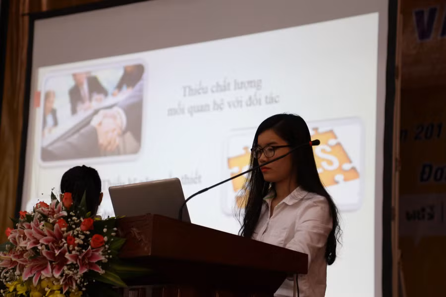 Sinh viên Hoàng Hồng Hạnh củ BVU đang trình bày đề tài Sinh viên Hoàng Hồng Hạnh củ BVU đang trình bày đề tài