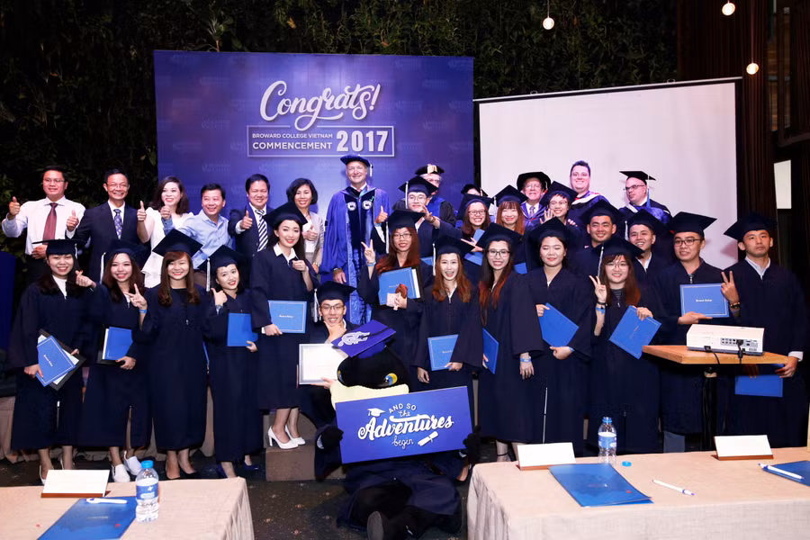 các tân cử nhân vui mừng trong ngày tốt nghiệp
