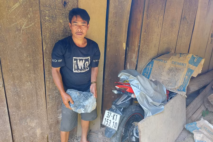 Viên đá to văng vào nhà dân sau vụ nổ.