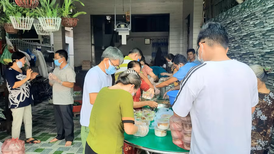 Thầy Tùng cùng nhóm nhà hảo tâm tất bật lo chuẩn bị bữa trưa cho các sĩ tử.