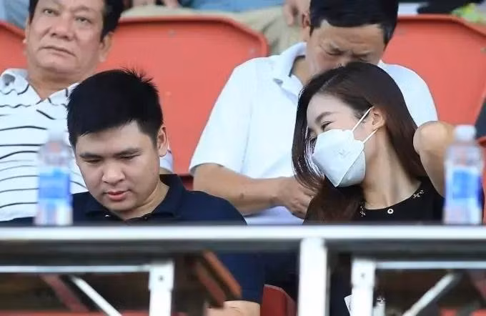 Hoa hậu Đỗ Mỹ Linh vui vẻ, rạng rỡ bên thiếu gia nhà giàu.