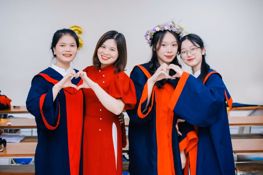Vân Anh (bìa phải) cùng cô giáo và các bạn trong thời khắc chuẩn bị rời xa mái trường THPT sau 3 năm gắn bó. Vân Anh (bìa phải) cùng cô giáo và các bạn trong thời khắc chuẩn bị rời xa mái trường THPT sau 3 năm gắn bó.