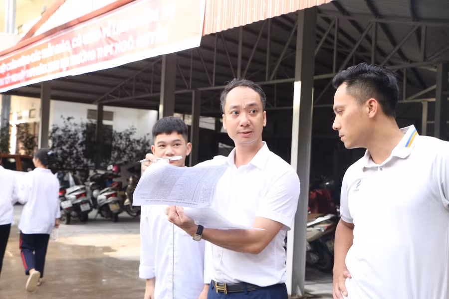 Thầy Phan Mạnh Linh kiểm tra danh sách học sinh trường mình đã đến điểm thi hay chưa. Thầy Phan Mạnh Linh kiểm tra danh sách học sinh trường mình đã đến điểm thi hay chưa.