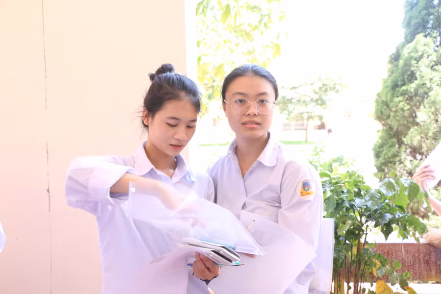 Các thí sinh có mặt tại điểm thi Trường THPT Mỹ Lộc từ 13h30 phút để chờ giám thị gọi vào phòng thi. Các thí sinh có mặt tại điểm thi Trường THPT Mỹ Lộc từ 13h30 phút để chờ giám thị gọi vào phòng thi.