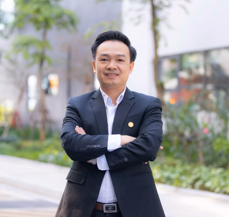 Thầy Trần Mạnh Tùng - Giáo viên dạy môn Toán tại Hà Nội. Ảnh: NVCC. Thầy Trần Mạnh Tùng - Giáo viên dạy môn Toán tại Hà Nội. Ảnh: NVCC.