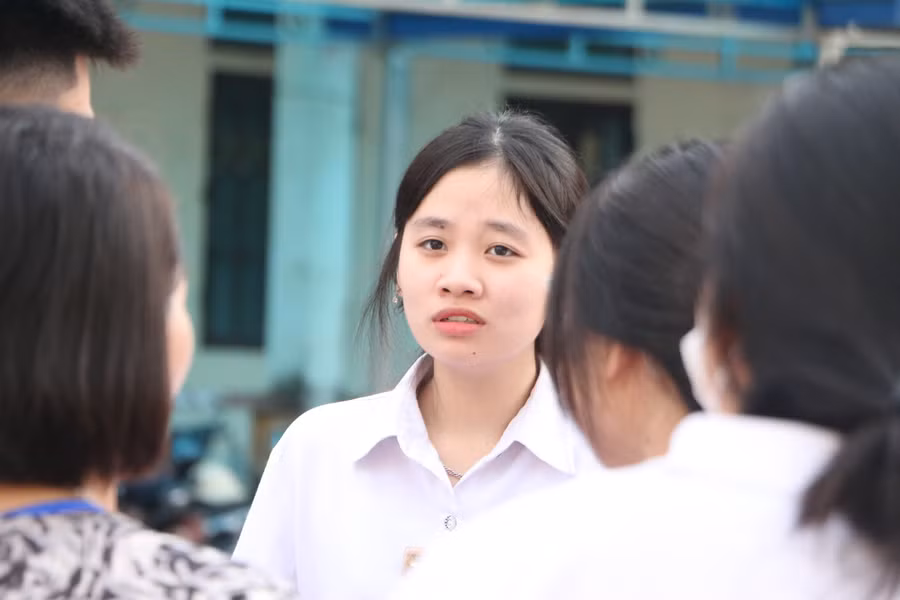 Các thí sinh tới điểm thi để sẵn sàng bước vào môn thi đầu tiên là Ngữ văn.