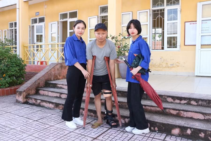 Các bạn đoàn viên thanh niên hỗ trợ một thí sinh bị đau chân do tai nạn trước khi thi 1 tuần tại điểm thi Trường THPT Mỹ Lộc. Các bạn đoàn viên thanh niên hỗ trợ một thí sinh bị đau chân do tai nạn trước khi thi 1 tuần tại điểm thi Trường THPT Mỹ Lộc.