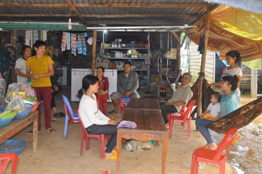 Các hộ dân sinh sống ở khu vực bị sạt lở đang phải tá túc nhờ nhà người thân cả tuần nay