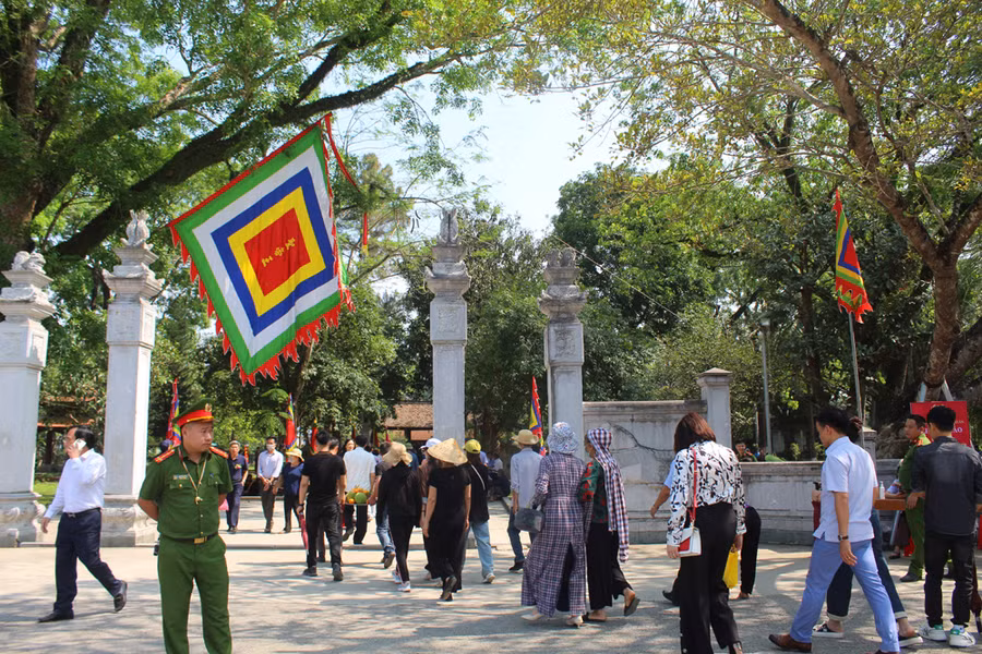 Đông đảo du khách và người dân địa phương vào đền thờ Lê Hoàn dâng hương. Ảnh: LT. Đông đảo du khách và người dân địa phương vào đền thờ Lê Hoàn dâng hương. Ảnh: LT.
