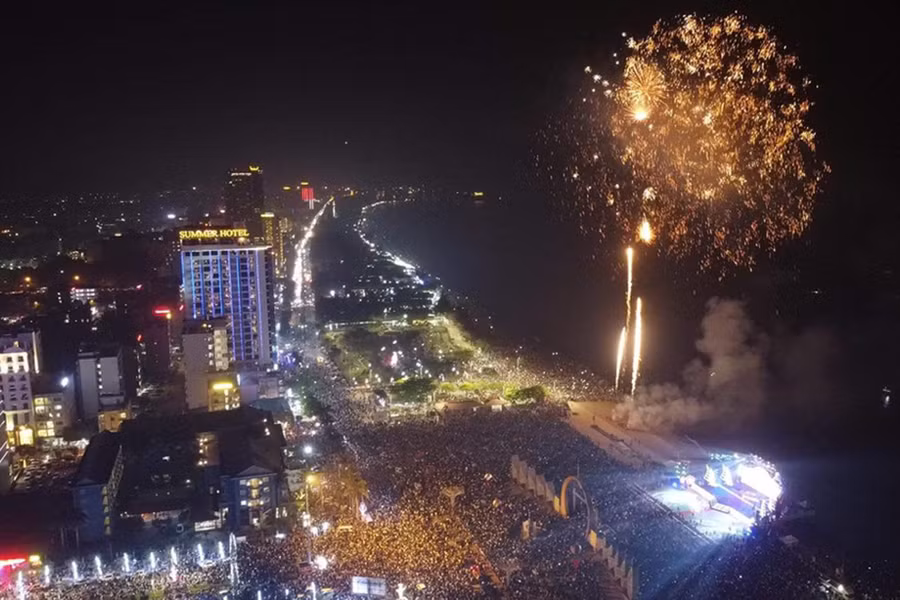 Màn bắn pháo hoa tại đêm khai mạc khai mạc du lịch Cửa Lò.