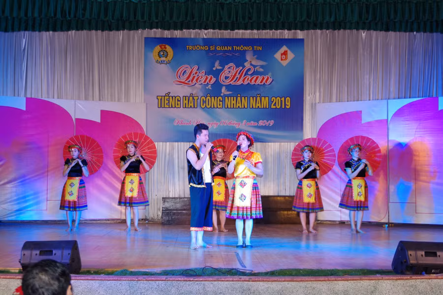 Tiết mục văn nghệ trong đêm liên hoan