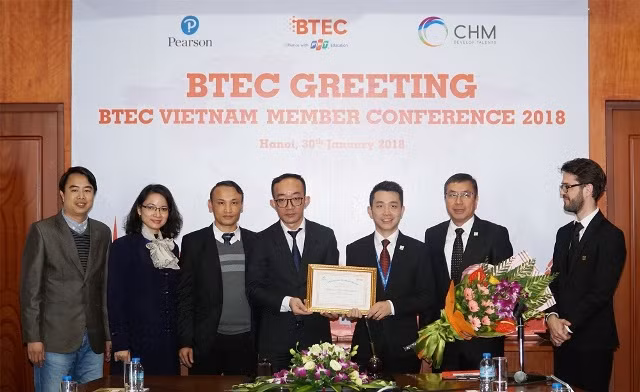 Ông Lê Tuấn Dũng – Chủ tịch Tổ chức giáo dục BTEC Việt Nam trao bằng chứng nhận thành viên cho ông Vũ Tất Đạt – Tổng Giám đốc trường Quốc tế CHM.