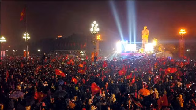 Quảng trường Hồ Chí Minh chật kín người hâm mộ