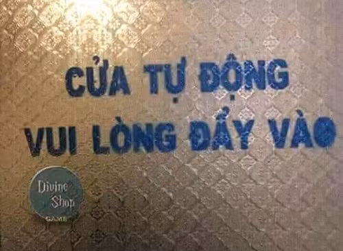Cửa tự động vận hành bằng động cơ tay.