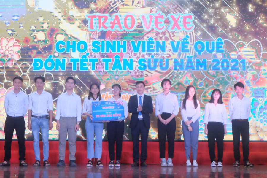 Hội Sinh viên Đại học Đà Nẵng cũng trao tặng 100 vé xe miễn phí giúp sinh viên có hoàn cảnh khó khăn về quê đón Tết Tân Sửu 2021.