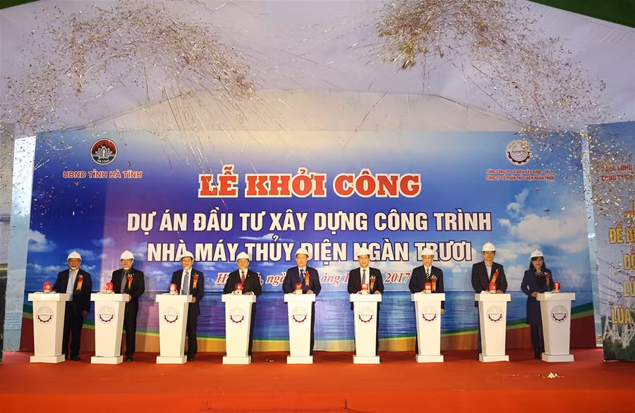 Phó Thủ tướng Chính phủ Vương Đình Huệ cùng lãnh đạo tỉnh và chủ đầu tư ấn nút khởi công xây dựng Nhà máy Thủy điện Ngàn Trươi