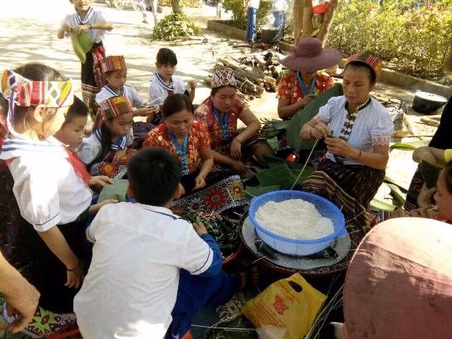 Cuộc thi gói bánh sừng trâu trong chương trình “Ngày tết quê em” tại trường Tiểu học Yên Na 1
