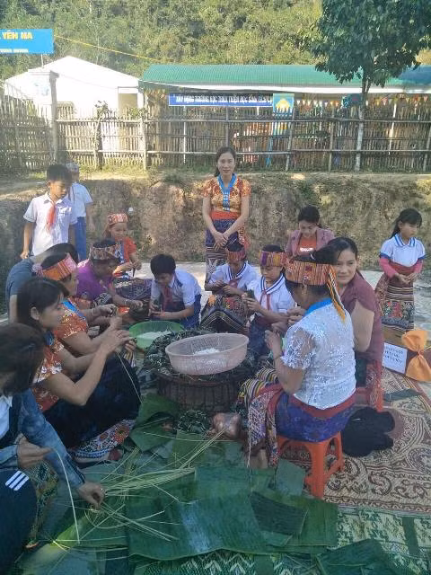 Lần đầu tiên các em được tự tay gói bánh với sự trợ giúp của các cô giáo và phụ huynh