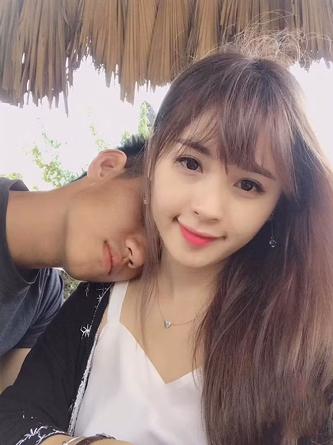  Hậu vệ Nguyễn Trọng Đại mới công khai bạn gái Ma Hương Thảo (SN 1994) hồi tháng 8/2017. Cô nàng còn được biết đến với&nbsp;biệt danh Thảo Nari, là&nbsp;cựu sinh viên, đồng thời,&nbsp;từng đạt danh hiệu&nbsp;"Gương mặt khả ái" của cuộc thi Hoa khôi Đại học Văn hóa Hà Nội năm 2016.