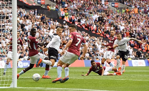 Derby có bàn danh dự ở phút 81 Derby có bàn danh dự ở phút 81