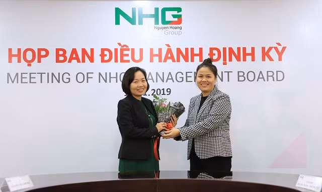 Bà Hoàng Nguyễn Thu Thảo-Tổng giám đốc NHG trao quyết định bổ nhiệm cho ThS. Trần Thị Kim Yến, Quyền Giám đốc Ban chuyên môn K-12 NHG