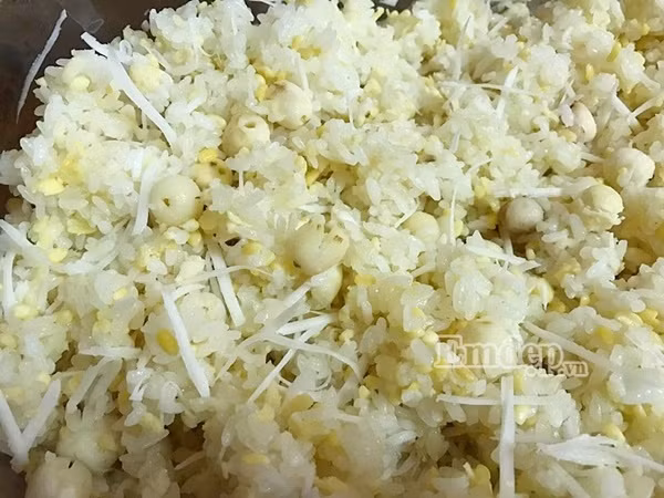 Nau xoi do xanh sen dua cho bua sang ngay cuoi tuan