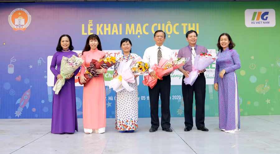 BTC tặng hoa cho đại diện các trường về dự cuộc thi