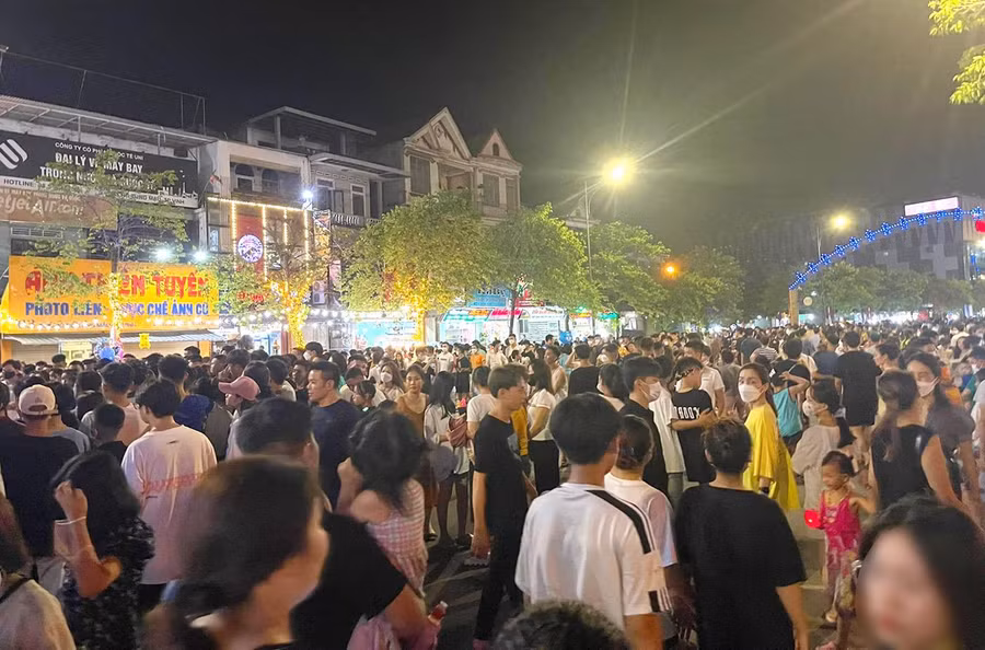 Phố đi bộ thành phố Vinh thu hút hàng nghìn người vào mỗi tối cuối tuần.