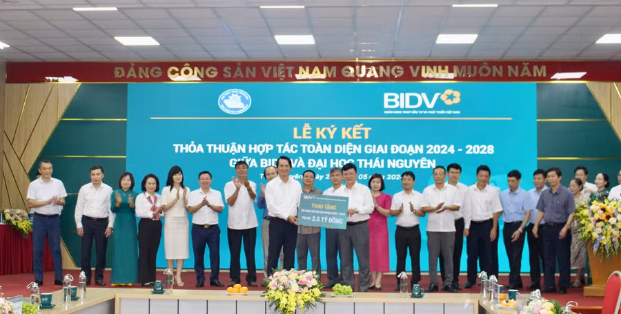 Ngân hàng BIDV trao tặng tài trợ an sinh xã hội cho Đại học Thái Nguyên với tổng tài trợ 2,5 tỷ đồng.