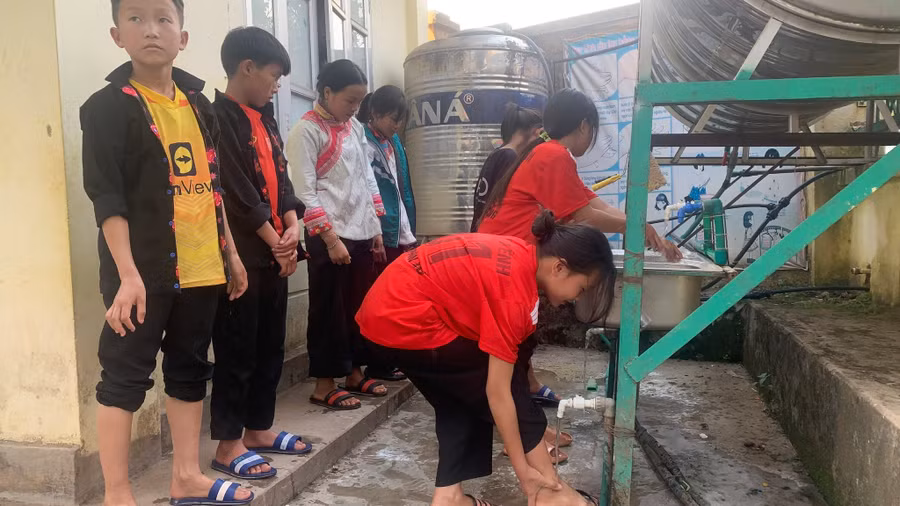 Những dòng nước mát lành được dẫn về tận trường, đó là kết quả của chương trình "Nước cho em" do huyện Nậm Pồ phát động.