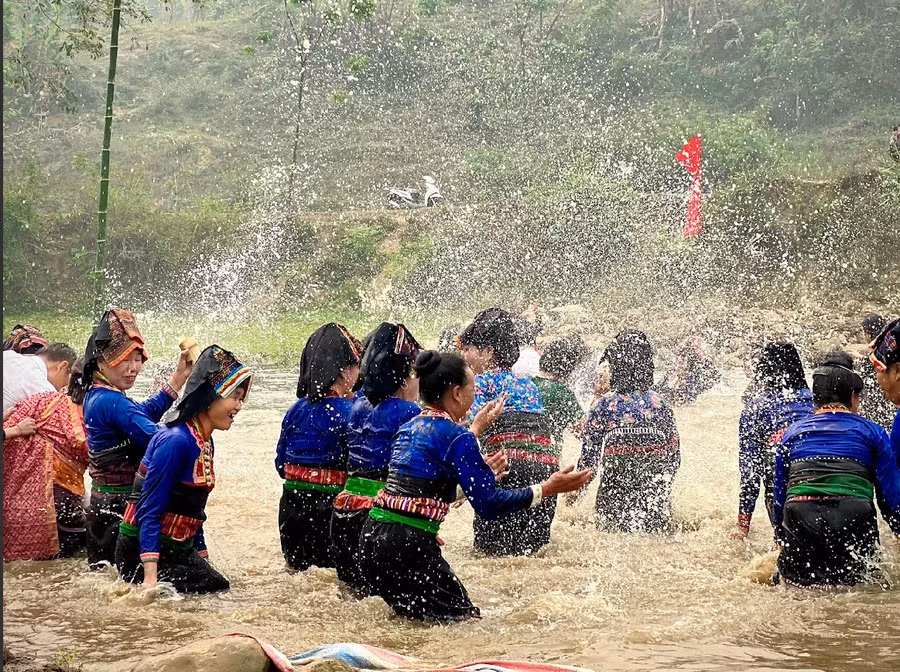 Cộng đồng người Lào ở xã Na Sang 1 ra sông té nước với cầu mong mưa thuận, gió hòa.