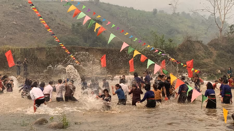 Người dân địa phương xuống sông té nước như gột rửa những điều không may mắn, đón đợi năm mới "thuận buồm xuôi gió".