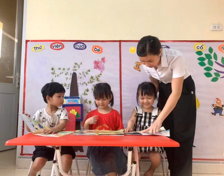 Cô giáo Đinh Thị Nhài đã có 11 năm gắn bó với các điểm trường vùng cao và học sinh người dân tộc thiểu số.