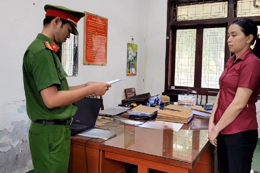 Công an đọc lệnh bắt tạm giam Nguyễn Thị Phương. Ảnh: Cơ quan công an