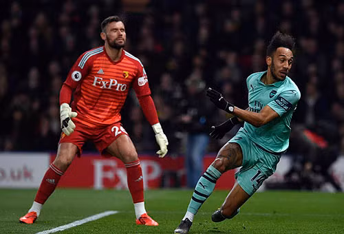 Aubameyang (phải) ghi bàn duy nhất của trận đấu