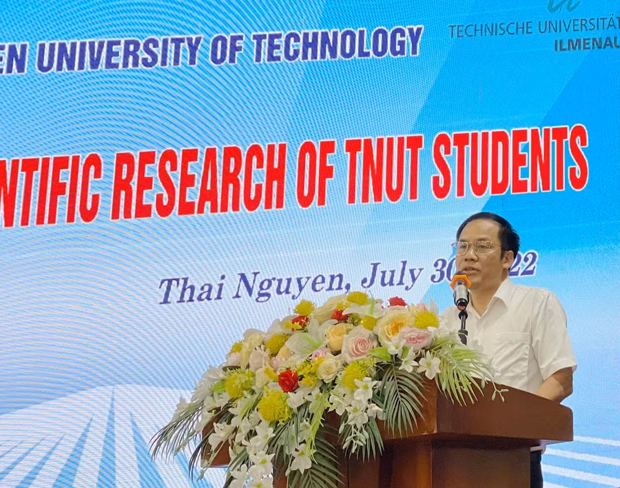 PGS.TS Vũ Ngọc Pi – Phó Hiệu trưởng Trường Đại học Kỹ thuật Công nghiệp phát biểu tại Hội thảo.