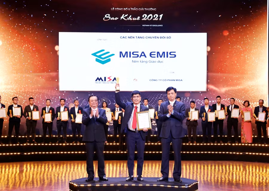 Đại diện MISA nhận giải nền tảng chuyển đổi số tiêu biểu cho MISA EMIS