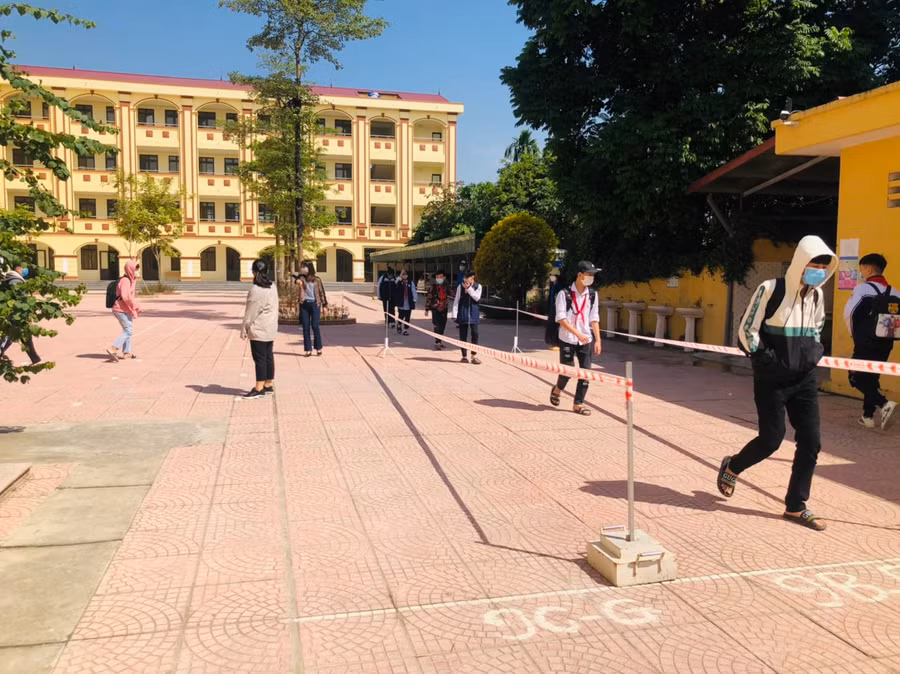 Trường THCS Tây Đằng căng dây, cử cán bộ phân luồng học sinh đi theo hàng lối vào lớp và ra về. Ảnh: Khôi Nguyên.
