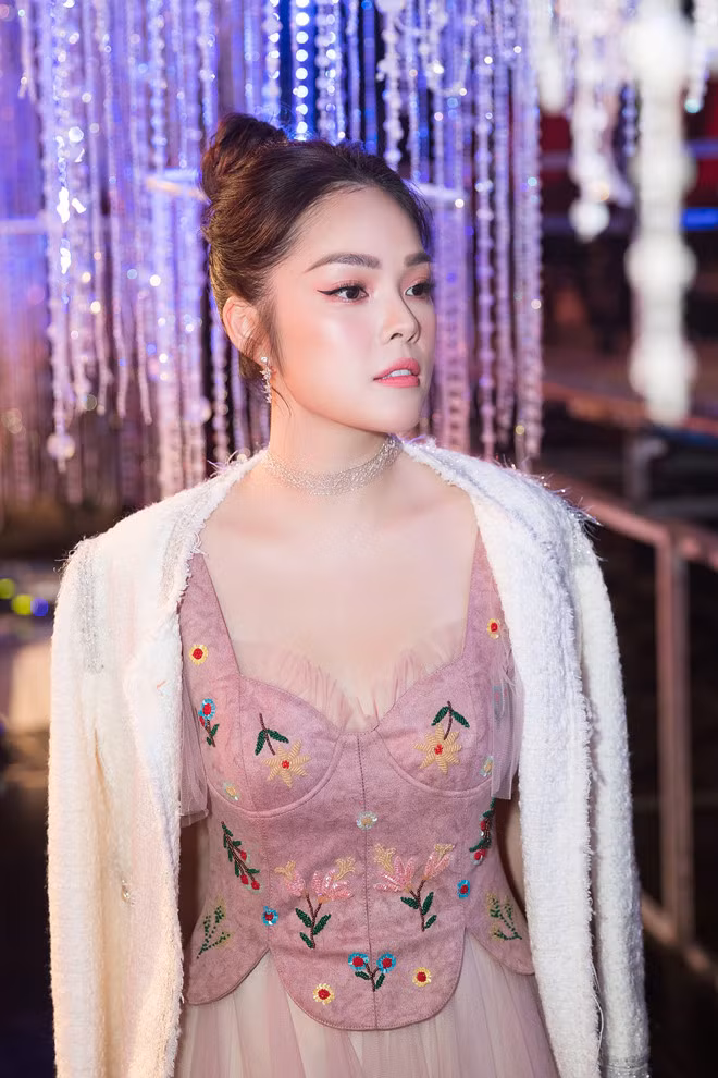 Dương Cẩm Lynh ở họp báo chương trình Tình Bolero. Duong Cam Lynh - cham con vat va, ban hang online sau khi ly hon hinh anh 1