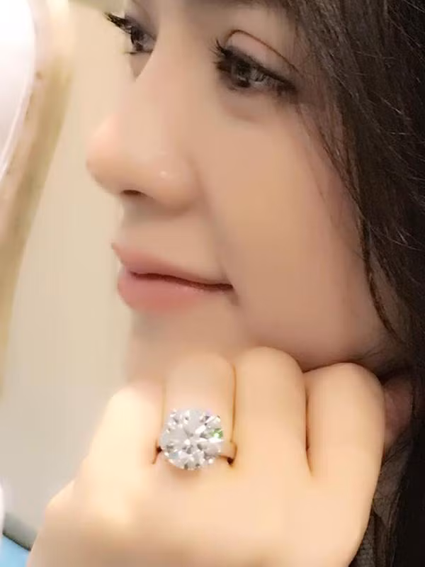 Mỹ nhân Việt được tặng nhẫn kim cương: Nhẫn ai “khủng” nhất? ảnh 12 my nhan viet duoc tang nhan kim cuong: nhan ai "khung" nhat? - 12