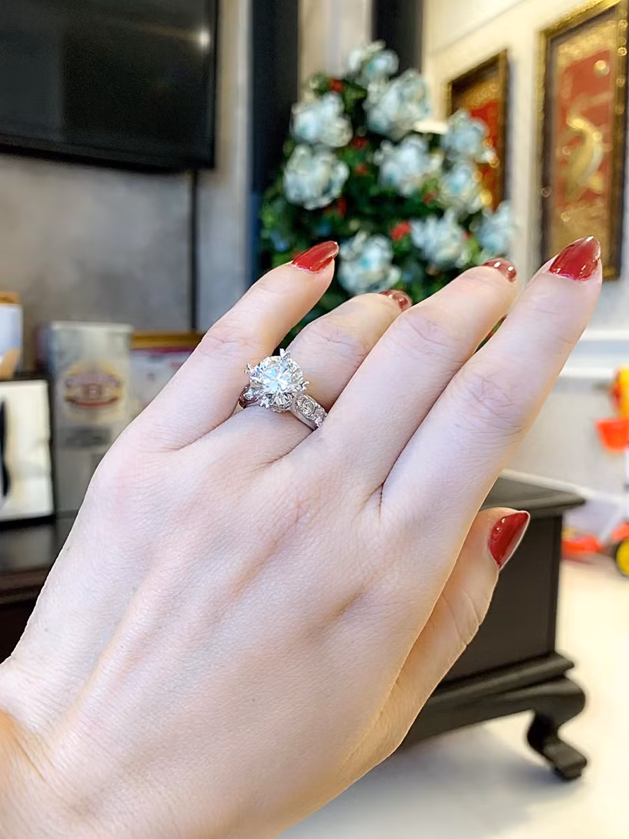 Mỹ nhân Việt được tặng nhẫn kim cương: Nhẫn ai “khủng” nhất? ảnh 1 my nhan viet duoc tang nhan kim cuong: nhan ai "khung" nhat? - 1