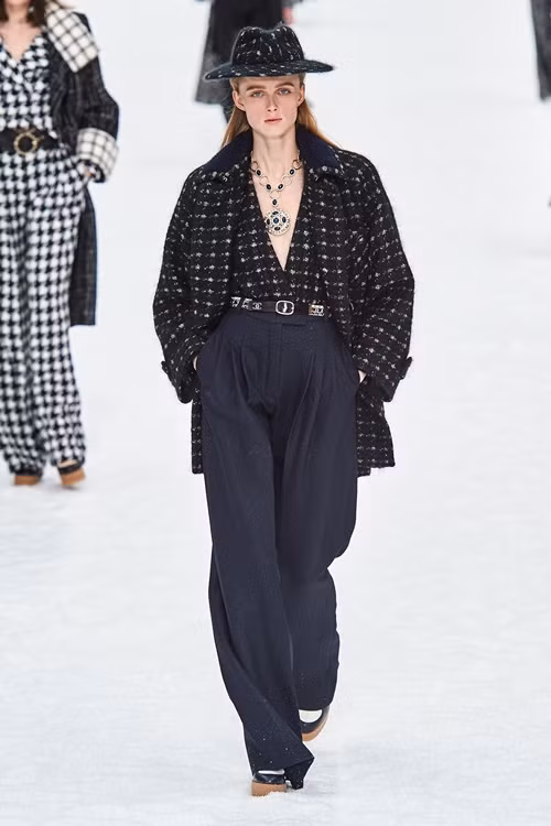 nguoi mau oa khoc tren san dien cuoi cung cua karl lagerfeld hinh anh 3
