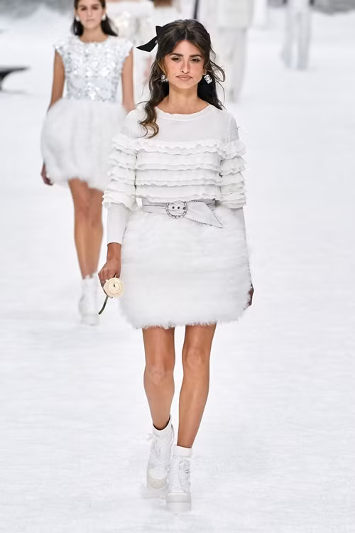 nguoi mau oa khoc tren san dien cuoi cung cua karl lagerfeld hinh anh 5