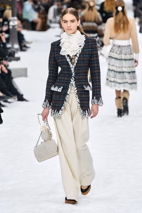 nguoi mau oa khoc tren san dien cuoi cung cua karl lagerfeld hinh anh 10