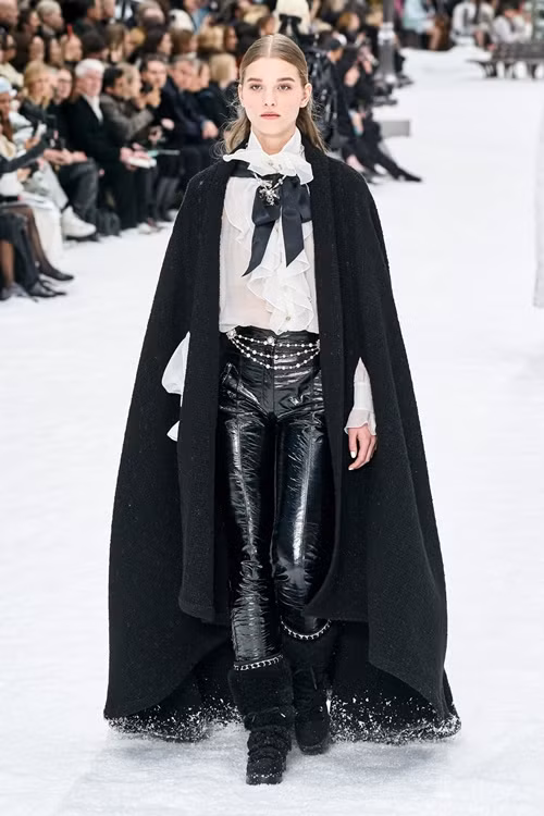 nguoi mau oa khoc tren san dien cuoi cung cua karl lagerfeld hinh anh 12