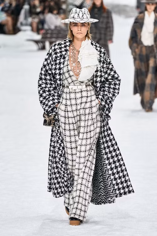 nguoi mau oa khoc tren san dien cuoi cung cua karl lagerfeld hinh anh 2