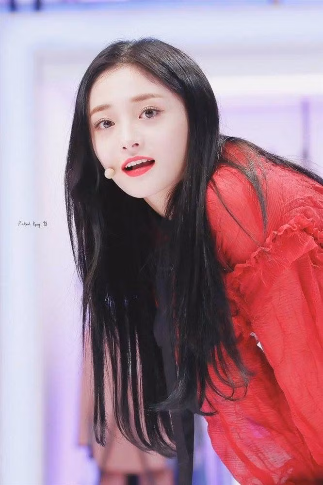 Dung mạo như hoa của mỹ nhân bị đồn hẹn hò với thiếu gia giàu nhất Trung Quốc ảnh 11 Dung mạo như hoa của mỹ nhân bị đồn cặp kè với thiếu gia giàu nhất Trung Quốc Vương Tư Thông-14
