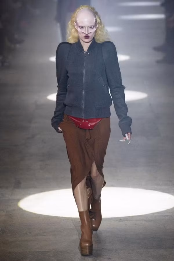 Tạo hình người mẫu như người ngoài hành tinh trên sàn catwalk khiến khán giả “thảng thốt”