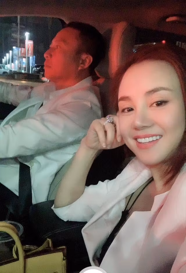 Mỹ nhân Việt được tặng nhẫn kim cương: Nhẫn ai “khủng” nhất? ảnh 10 my nhan viet duoc tang nhan kim cuong: nhan ai "khung" nhat? - 10